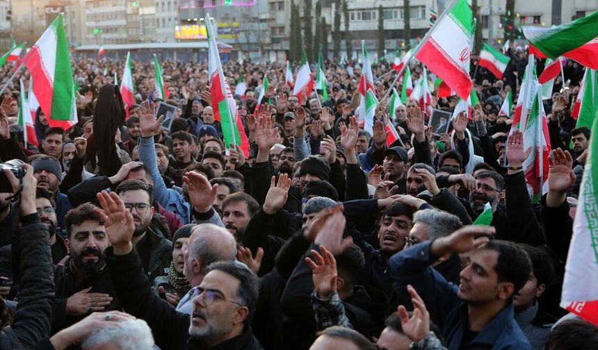 İran ayakta! Hamaney'in ölümünün ardından sokaklar karıştı