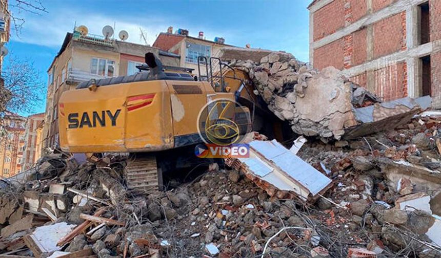 Ağır hasarlı bina yıkım sırasında iş makinasının üzerine devrildi | VİDEO
