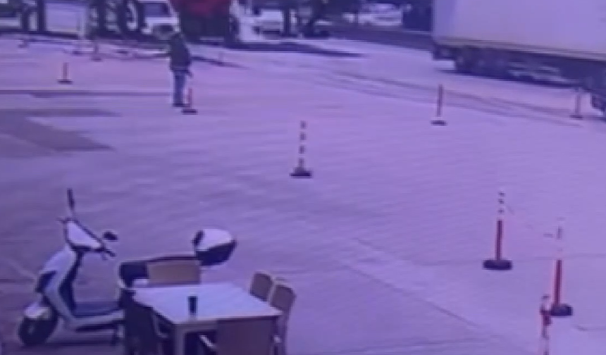 Manisa'da feci kaza kamerada: Karşıya koşarak geçmeye çalışan yaşlı adama minibüs çarptı!