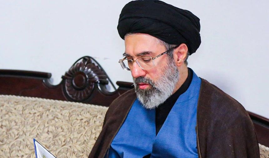 İran'ın yeni dini liderinden ilk mesaj: Tüm ABD üslerini vuracağız!