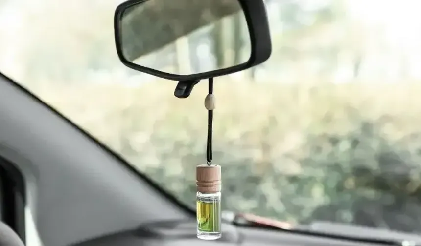 Dikiz aynasına koku asmak yasak mı?