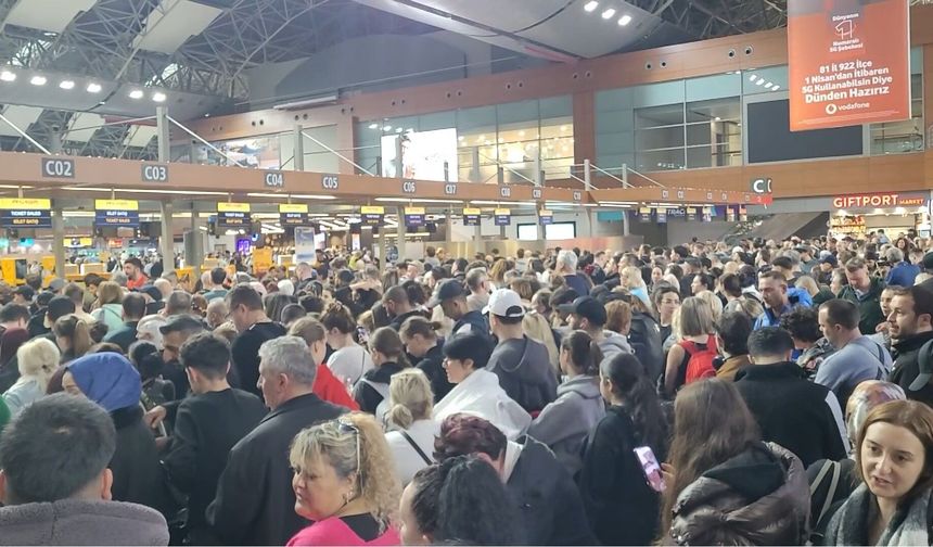 Sabiha Gökçen'de sağanak ve fırtına engeli! Yolcular mahsur kaldı