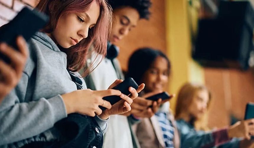Sosyal medya düzenlemesi Meclis'te: 15 yaş altına yasak geliyor