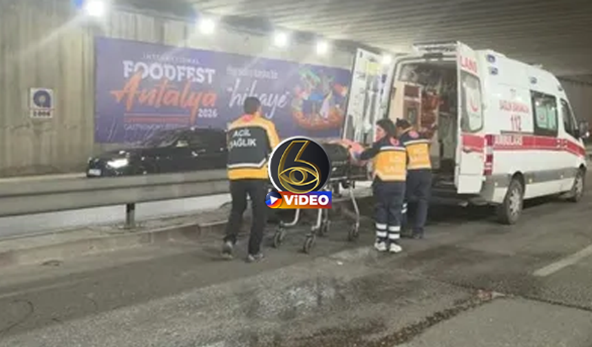Antalya’da kontrolden çıkan otomobil bariyerlere çarptı: 3 yaralı I VİDEO