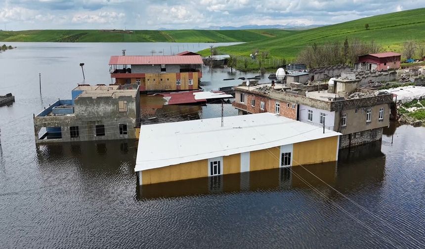 Diyarbakır'da baraj kapakları açıldı: 10 ev sular altında kaldı