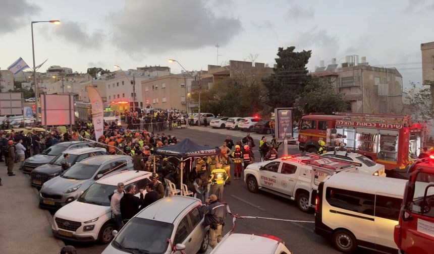 İran füzesi İsrail'in Hayfa kentini vurdu: O anlar kamerada