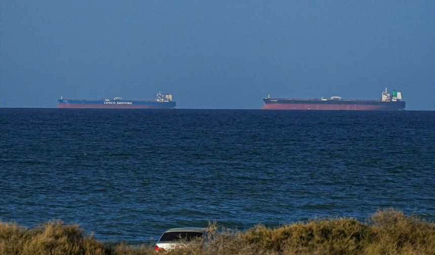 ABD-İran ateşkesi sonrası Hürmüz Boğazı'ndan gemiler geçmeye devam ediyor