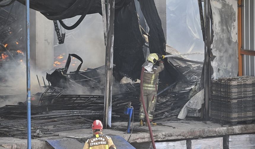 Ankara'da mobilya deposunda çıkan yangına müdahale ediliyor