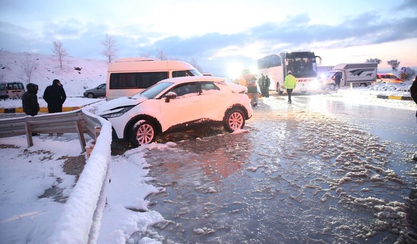 Kastamonu'da 10 aracın karıştığı trafik kazasında 6 kişi yaralandı
