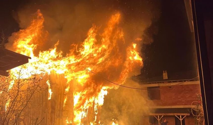 Düzce'de bir evde yangın çıktı: Alevler geceyi aydınlattı