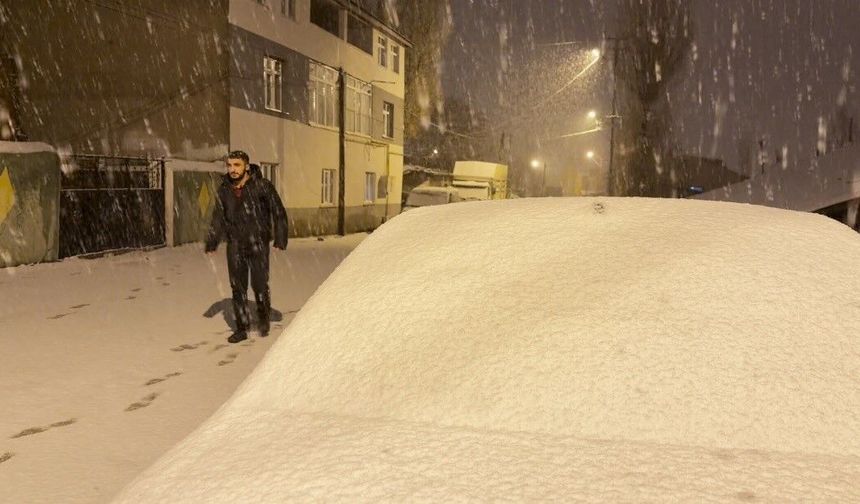 Bir ilimiz kışa döndü! Kar kalınlığı 15 santimetreyi aştı
