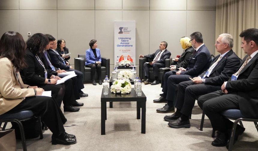 Bakan Tekin, Çinli Bakan Wang Xiaoping ile OECD Zirvesi'nde görüştü
