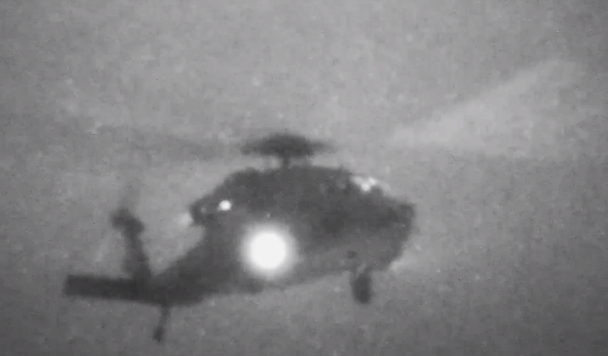 İran yalanladı, ABD o görüntüleri paylaştı: İşte gemiye inme anları!