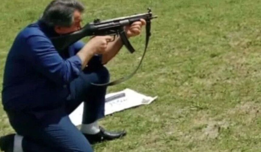 Milli Eğitim müdürünün silahlı paylaşımına tepki yağdı