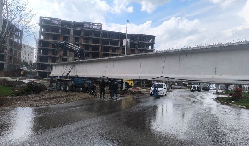 Siirt'te tıra yüklü köprü kirişi kavşakta takılı kaldı: Saatlerdir ulaşıma kapalı