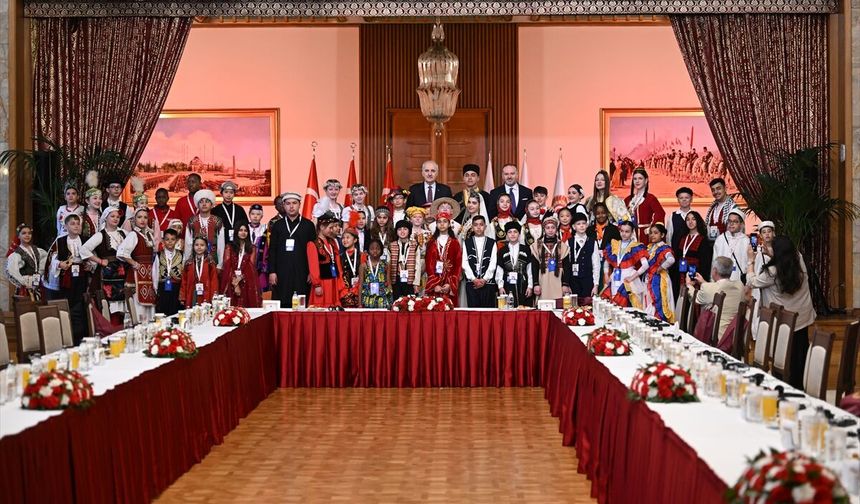 Meclis'te 23 Nisan coşkusu! Kurtulmuş, dünya çocuklarını kabul etti