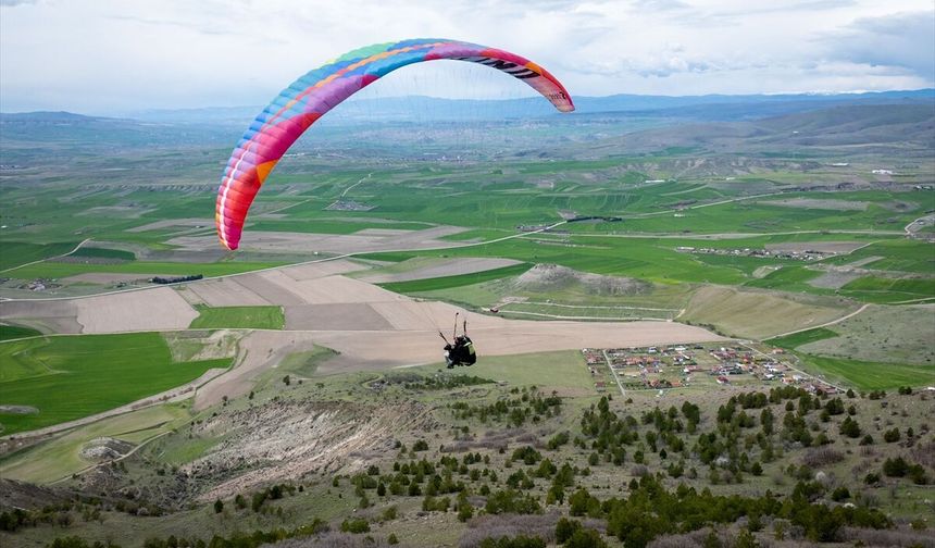 Paraşütçü komiserden Polis Haftası'na özel uçuş