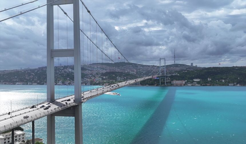 İstanbul Boğazı fetih yıl dönümünde turkuaz renge büründü