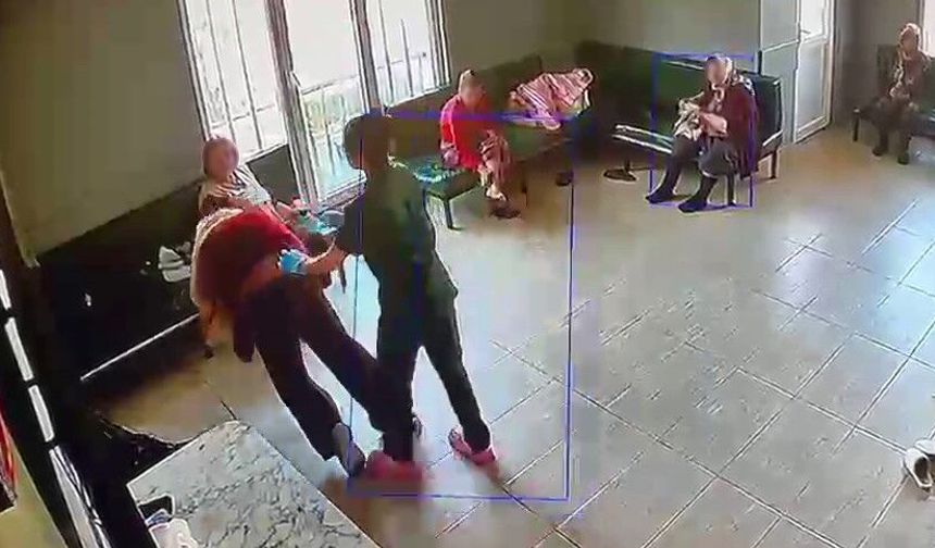 Hasta bakım merkezinde skandal görüntüler! Hem dövdüler hem de tükürdüler