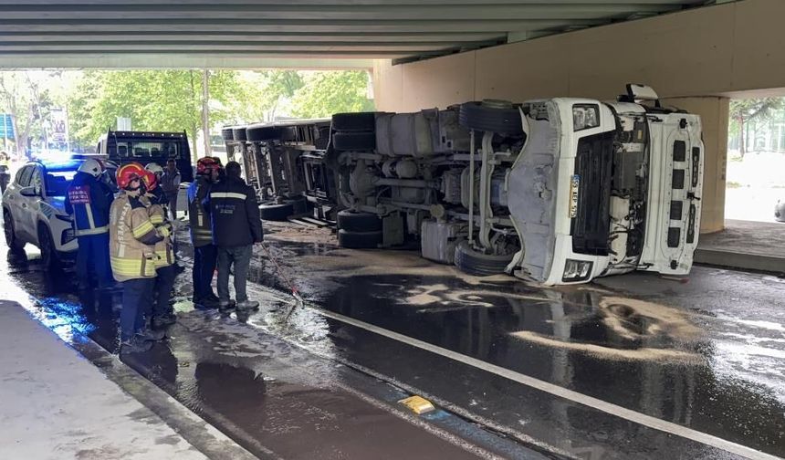 Yine aynı nokta, yine benzer kaza: Aynı üstgeçitte tır devrildi!