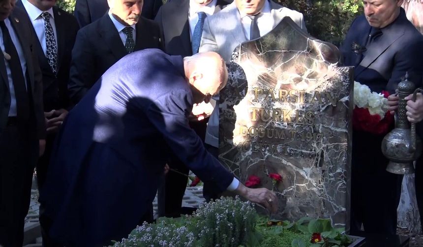 Bahçeli, Alparslan Türkeş’in kabrini ziyaret etti