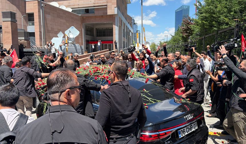 Kılıçdaroğlu Genel Merkez'de karanfillerle karşılandı