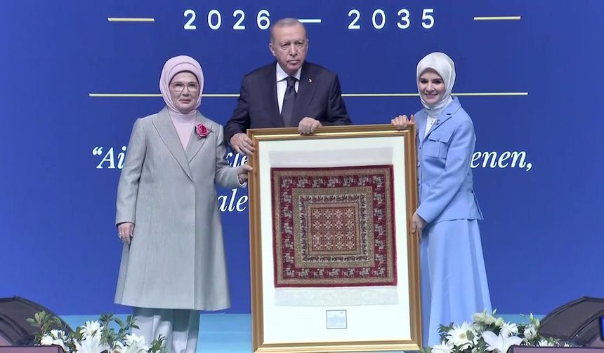 Cumhurbaşkanı Erdoğan'a takdim edilen tarihi halı: 360 bin ilmekle dokundu