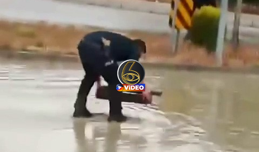 Samsun'da suları aşan polis elleriyle yolu açtı! İşte o anlar...  | VİDEO