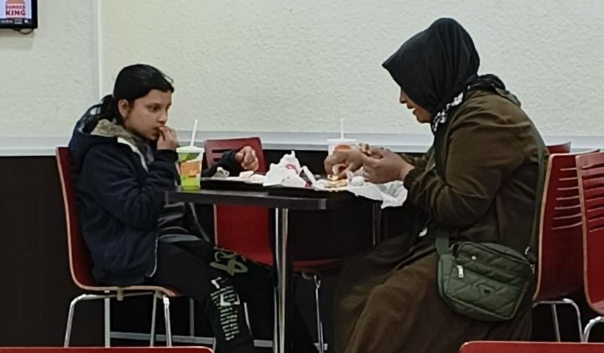 Fakir göründükleri için anne ve kızı restorana alınmadı: Bakanlık harekete geçti!