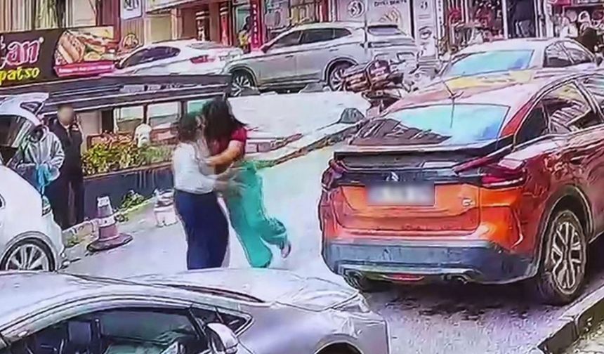 Trafikte dehşet anları! Sosyal medya fenomeni tartıştığı kadına kafa attı