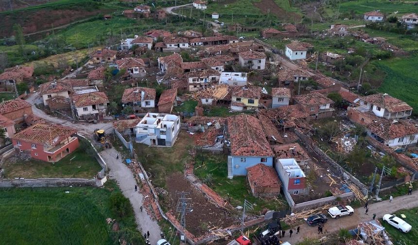 Hortumun savaş alanına çevirdiği köy havadan görüntülendi