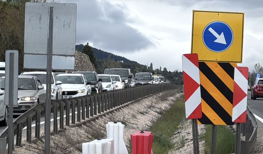 İstanbul'a dönüş yolculuğu başladı: Trafik yoğunluğu artıyor!