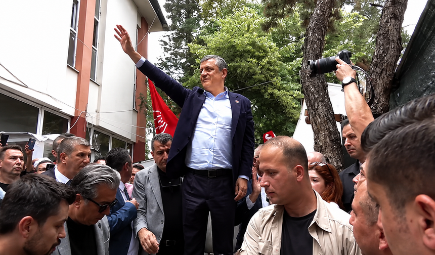 Özel Burdur’da bankın üstünden seslendi: Bundan sonra sokaktayız
