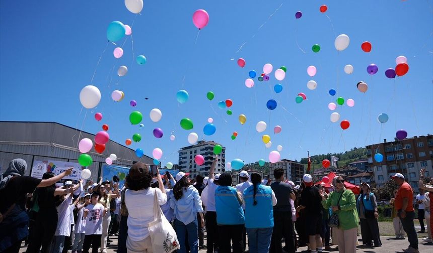 Rize'de lösemiyi yenen çocuk için gökyüzüne balon bırakıldı