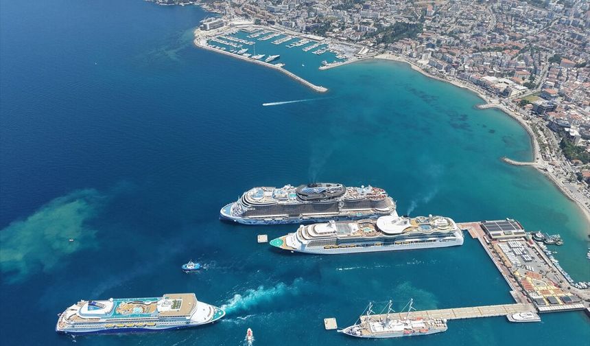 Kuşadası'na 4 kruvaziyerle 8 bin turist geldi