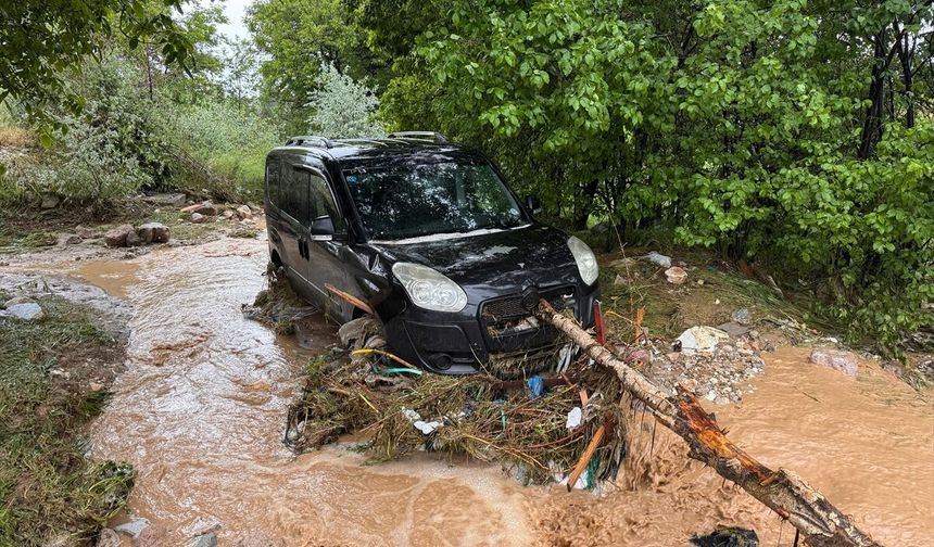 Aniden bastırdı, ortalık savaş alanına döndü! 3 araç sele kapıldı