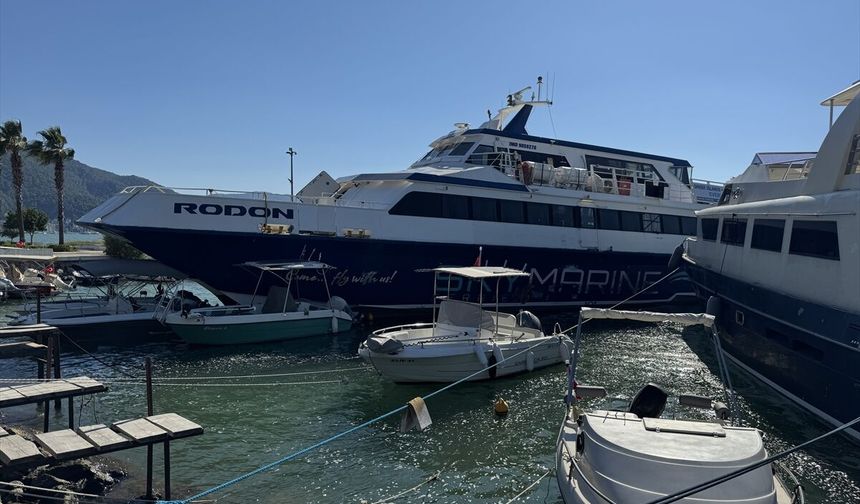 Fethiye Körfezi'nde feribot sürüklenerek karaya oturdu