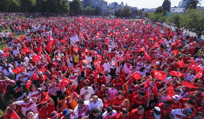 A Milli Takım için tek yürek: Taraftarlar parkta kenetlendi
