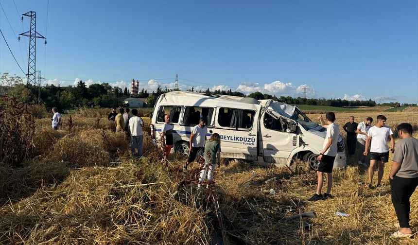 Silivri'de yolcu minibüsü devrildi:  2 kişi öldü, 10 kişi yaralandı
