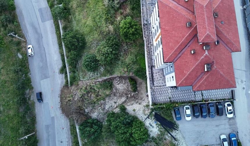 Karabük'te heyelan tehlikesi: Toprak kütlesi yola indi