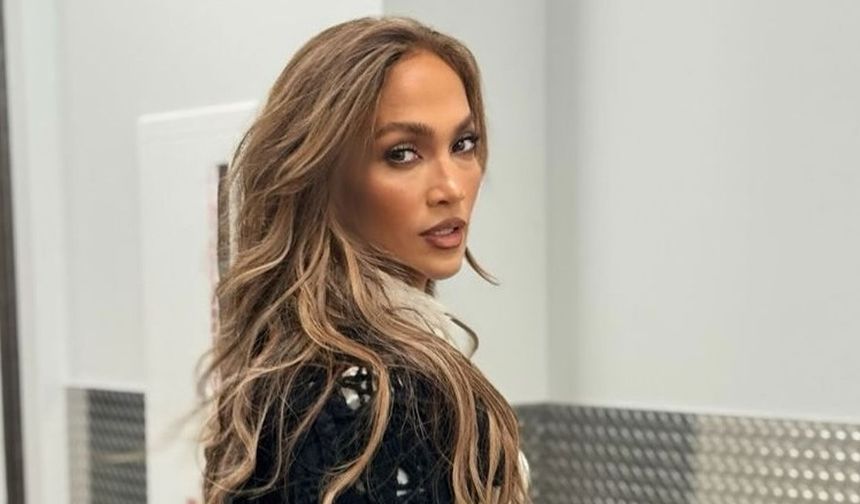 Jennifer Lopez otel odasından paylaştı! Derin dekolteli elbisesi olay oldu