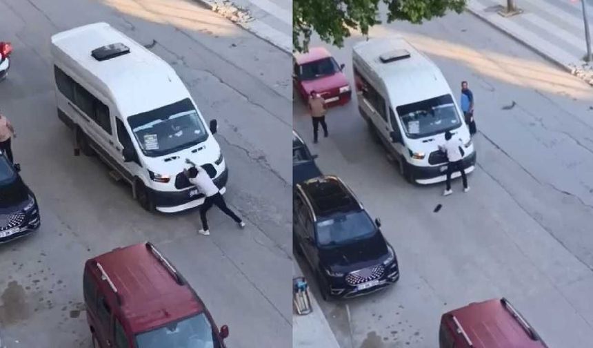 Önünü kestiği yolcu minibüsünü yumrukladı: O anlar kamerada