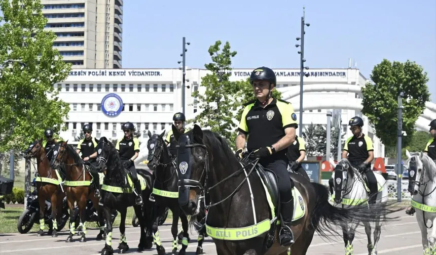 Ankara'da NATO Zirvesi öncesi atlı polisler devriye geziyor