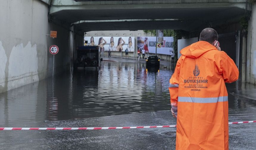 İstanbul'a beklenen yağmur geldi: Cadde ve sokaklarda su birikintileri oluştu