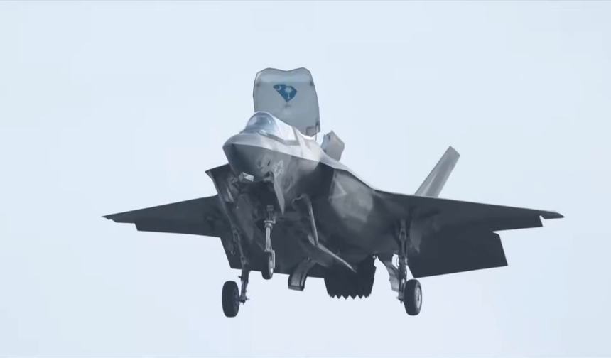 Washington'da gizemli anlar: Savaş uçağı havada asılı kaldı!