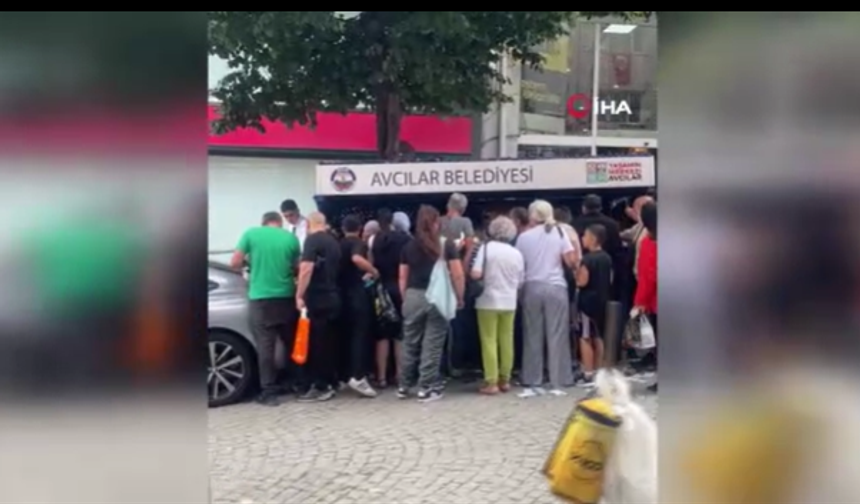 İstanbul Avcılar'da çöpe atılan cep telefonu kılıflarını almak isteyenler sıra oluşturdu