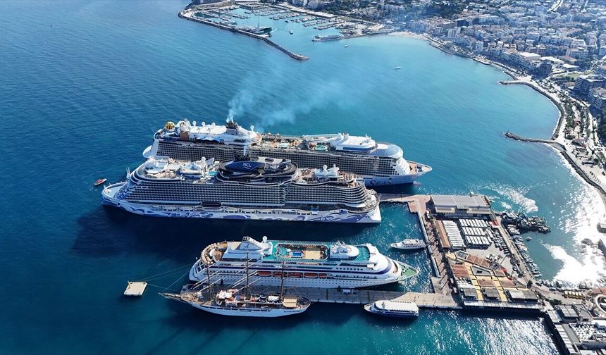 Kuşadası dolup taştı! Gemiyle binlerce turist geldi