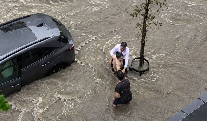 Yağmur sonrası İstanbul'un göbeğinde faciaya kıl payı: Son anda kurtardılar