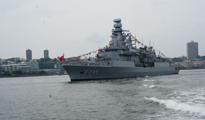 Türk donanmasından güç gösterisi: TCG Oruçreis New York'ta
