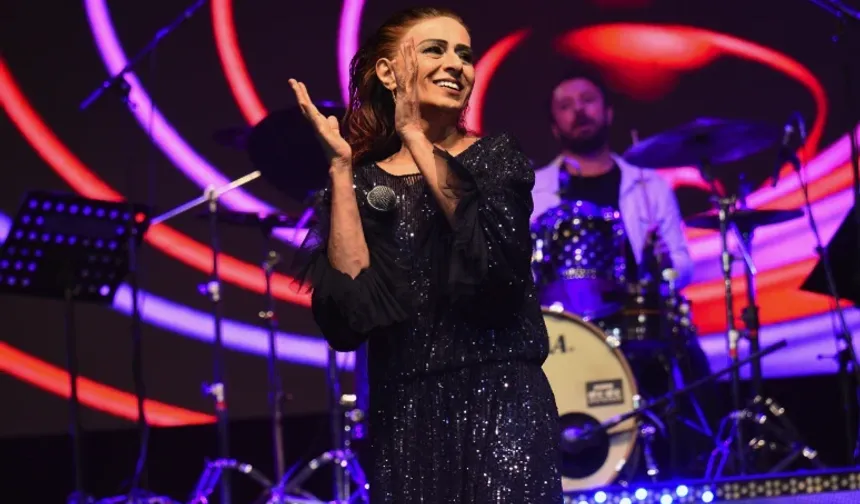 Bursa'da Yıldız Tilbe'ye sürpriz doğum günü!